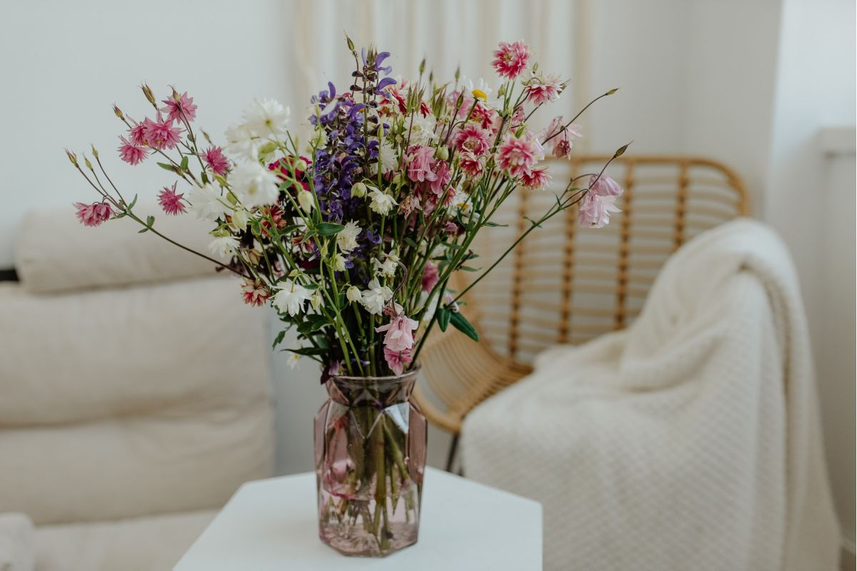 Co dodać do kwiatów ciętych, żeby dłużej stały w wazonie? 10 tipów!